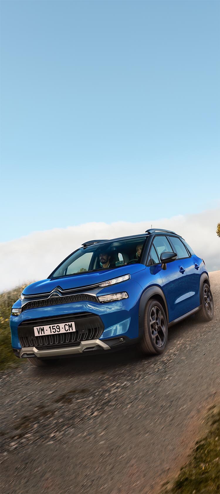 SUV C3 Aircross rolant sur route en pente de campagne